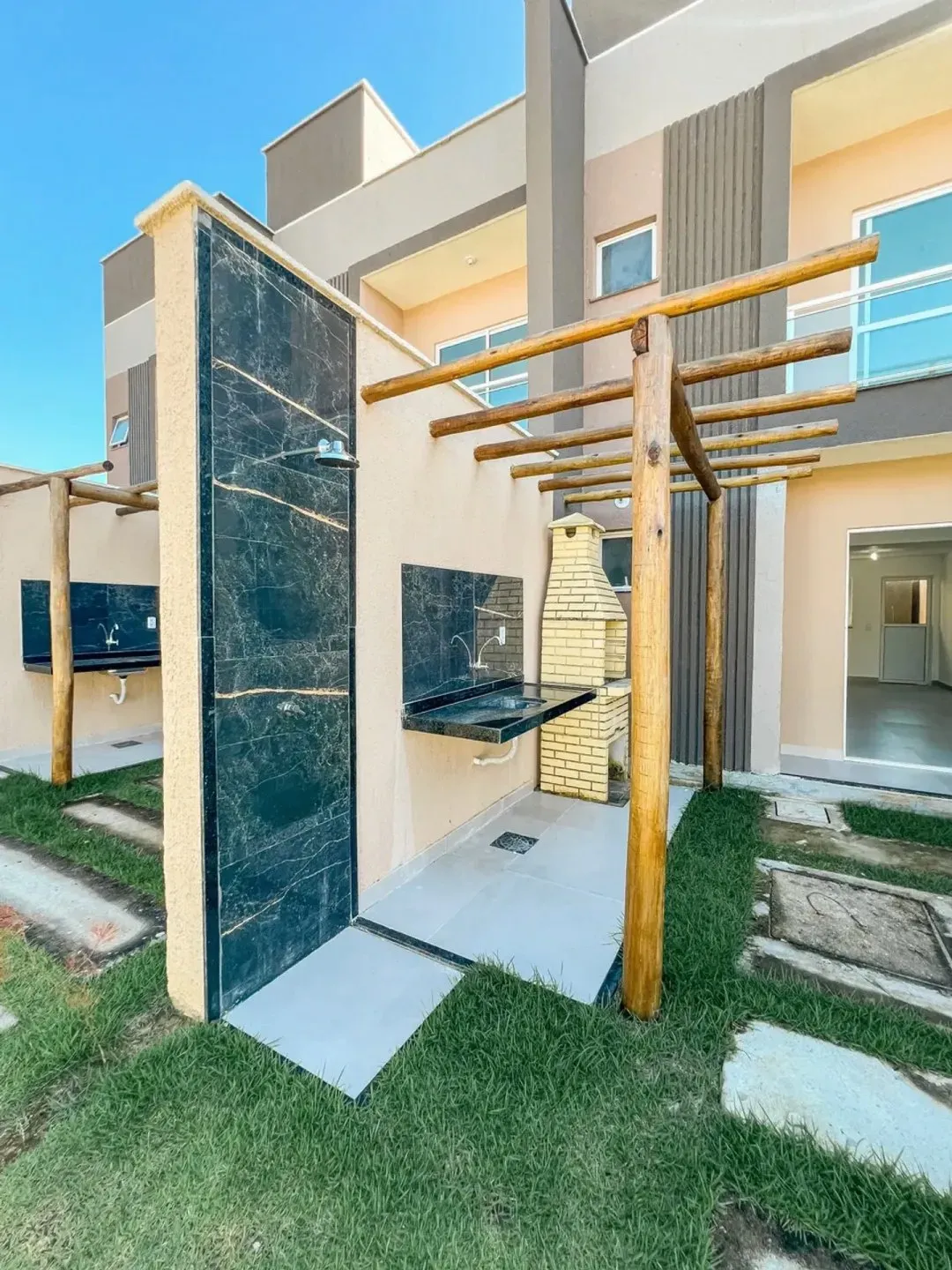 Casa duplex com pergolado e jardim na frente