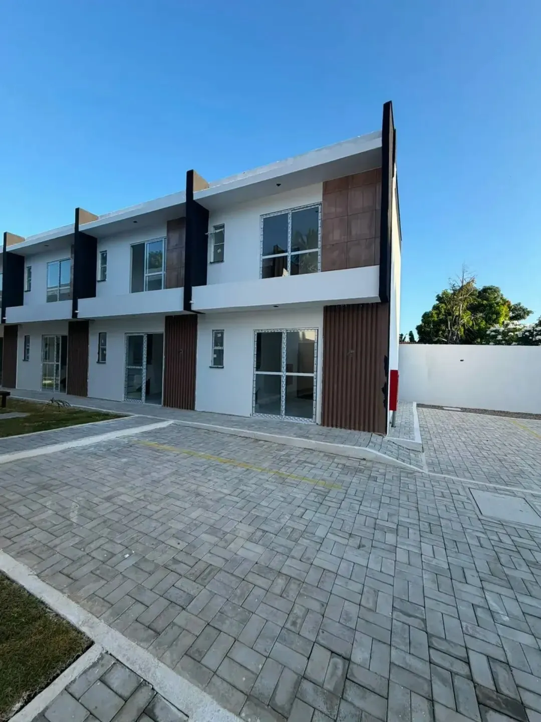 Casas duplex em condomínio com área de lazer