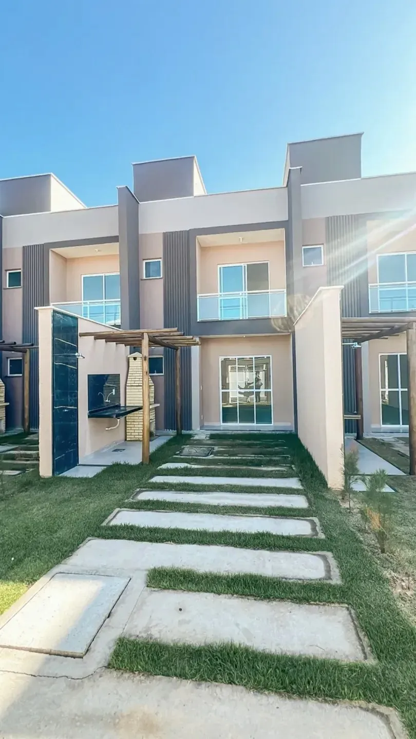 Casas duplex em condomínio novo, com jardim e caminho de pedra