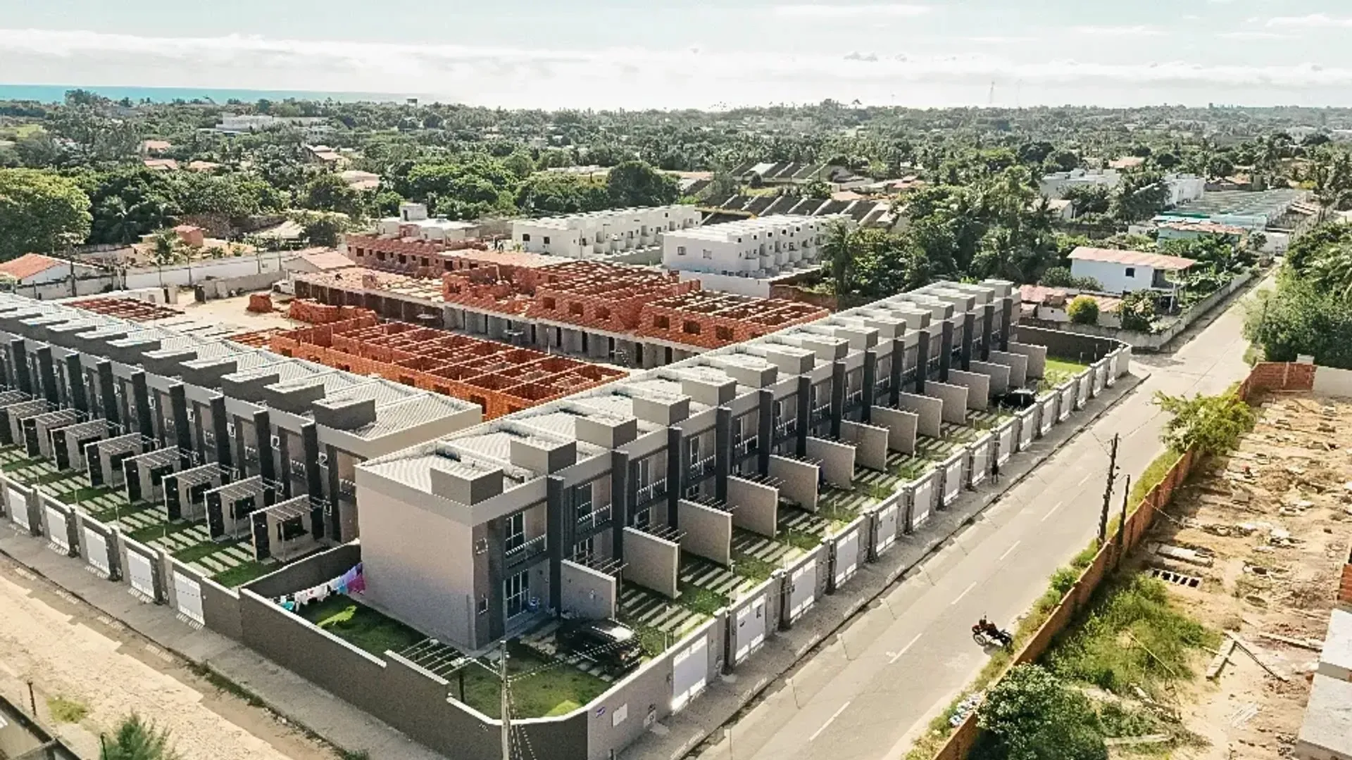 Vista aérea de condomínio de casas em Caucaia, com o mar ao fundo