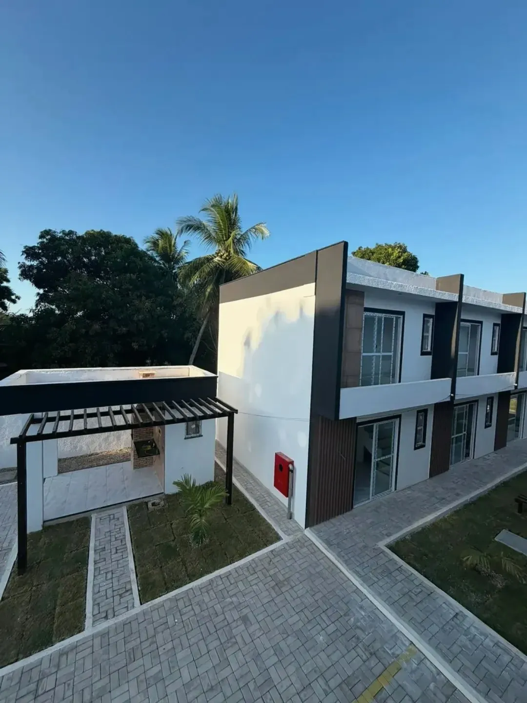 Casa duplex nova em condomínio, com pergolado e coqueiros